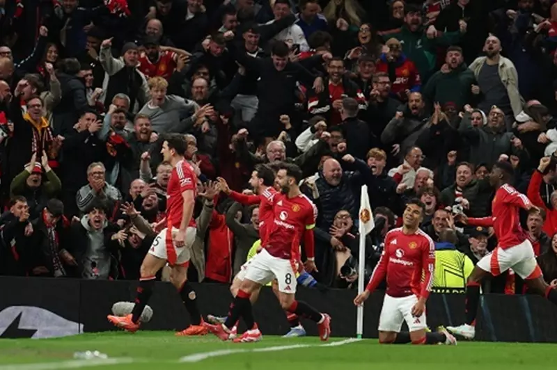 مانشستر يونايتد يمنح 5 نجوم فرصة للبحث عن أندية جديدة