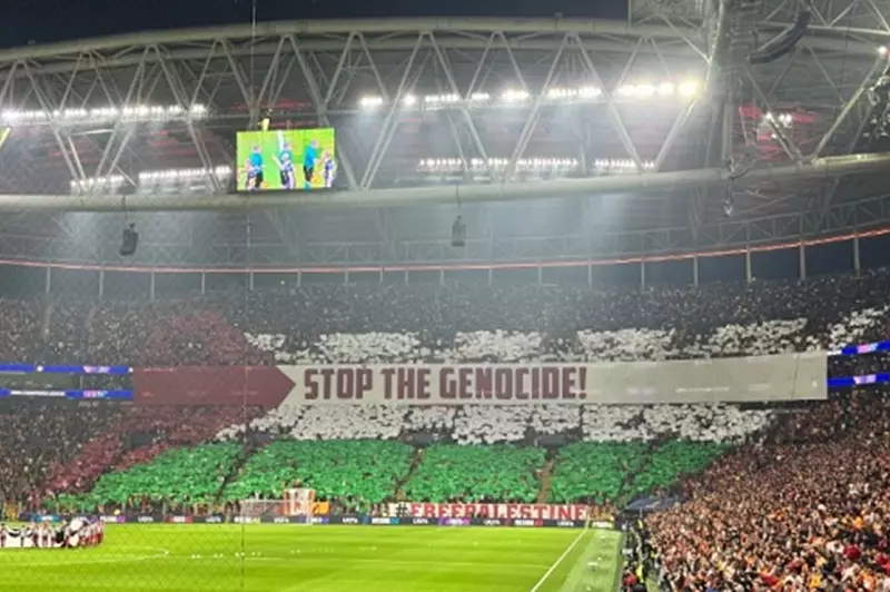 علم فلسطين يزين مدرجات جالاتا سراي أمام بودو جليمت